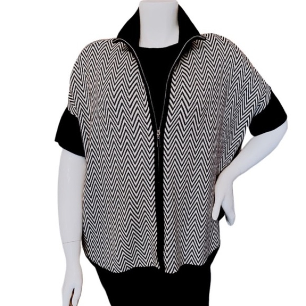 WHBM Zip Front Black & White Chevron Sweater Cape Size S/M